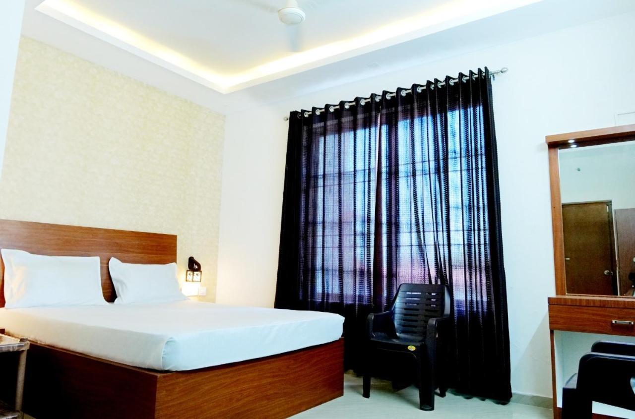 Dwarka Lodging & Boarding Mulki Exterior photo