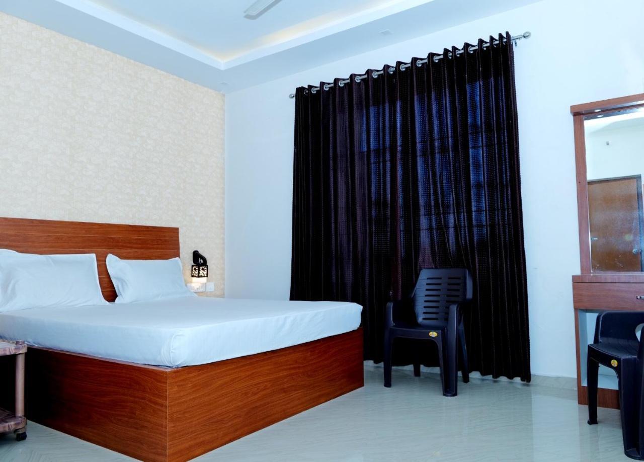 Dwarka Lodging & Boarding Mulki Exterior photo